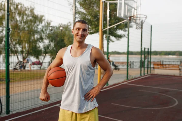 Izmos Kosaras Szabadtéri Pályán Férfi Sportoló Sportruházatban Tartja Labda Streetball — Stock Fotó