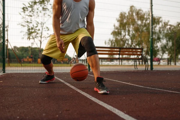 Jugador Baloncesto Masculino Con Pelota Muestra Habilidad Cancha Aire Libre —  Fotos de Stock