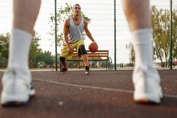 Pemain Basket Pria Dengan Bola Menunjukkan Kemampuannya Lapangan Terbuka Atlet — Stok Foto