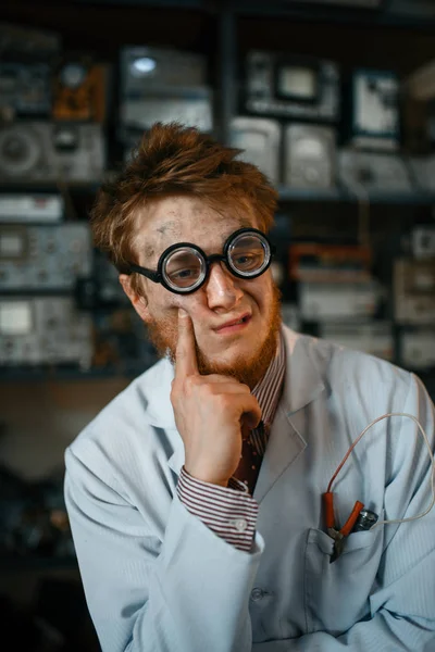 Retrato Cientista Estranho Óculos Engenheiro Laboratório Ferramentas Teste Elétrico Segundo — Fotografia de Stock