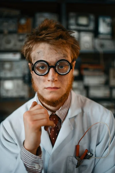 Retrato Cientista Estranho Óculos Engenheiro Laboratório Ferramentas Teste Elétrico Segundo — Fotografia de Stock