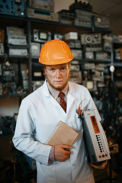 Strano Scienziato Maschio Con Casco Mano Libro Dispositivo Elettronico Ingegnere — Foto Stock