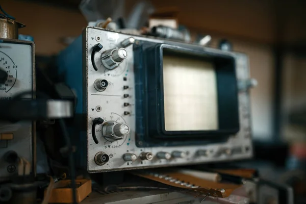 実験室の電気テストツールオシロスコープ誰も研究室の設備 電子計測装置 工学ワークショップ — ストック写真