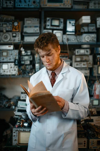 Vreemde Mannelijke Wetenschapper Die Een Boek Leest Het Laboratorium Elektrische — Stockfoto