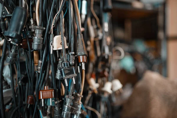 Bündel Von Drähten Mit Unterschiedlichen Steckern Niemand Elektrische Testwerkzeuge Labornahaufnahme — Stockfoto