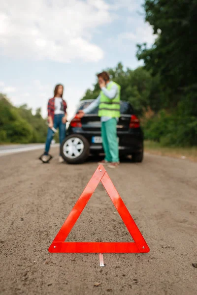 Nödstoppsskylt Bilhaveri Par Som Ringer Efter Bärgningsbil Bakgrunden Bruten Bil — Stockfoto