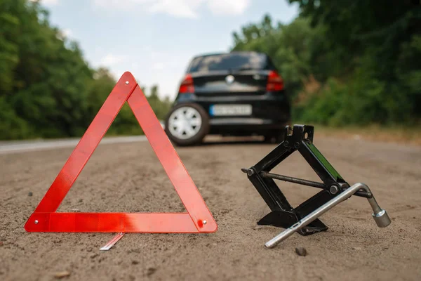 Emergency Stop Sign Lift Jack Car Breakdown Broken Automobile Repairing — Stock Photo, Image