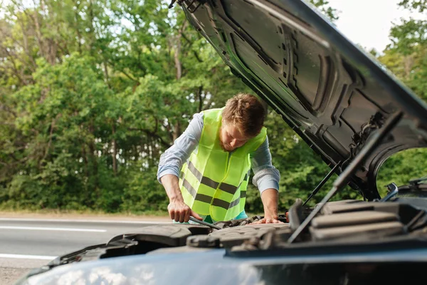 Unge Man Reflexvästen Vid Motorhuven Bilhaveri Bruten Bil Eller Reparation — Stockfoto