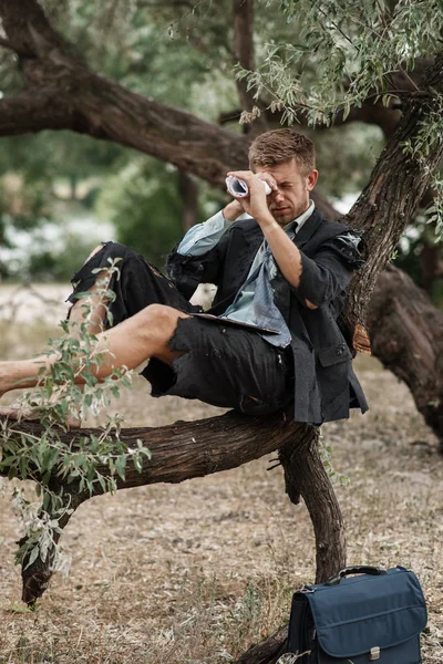 Hombre Negocios Solo Traje Roto Descansando Árbol Isla Perdida Riesgo — Foto de Stock