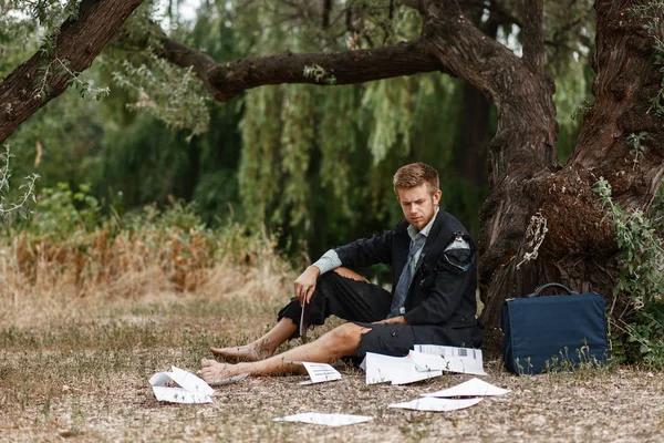Μόνος Επιχειρηματίας Σκισμένο Κουστούμι Κάθεται Στο Έδαφος Στο Χαμένο Νησί — Φωτογραφία Αρχείου