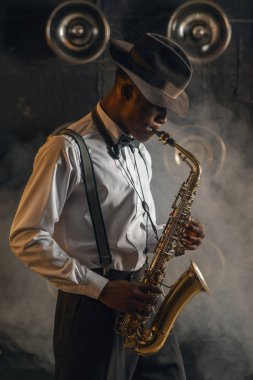 Sahnede şarkı söyleyen Afrikalı bir caz sanatçısı. Sahnede sahne ışıklarıyla Jazzman ön hazırlık yapıyor 