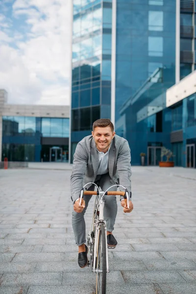 Homem Negócios Posa Bicicleta Centro Cidade Pessoa Negócios Montando Transporte — Fotografia de Stock