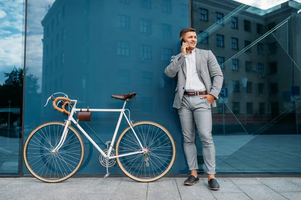 Empresário Fato Falar Telemóvel Bicicleta Centro Cidade Pessoa Negócios Montando — Fotografia de Stock