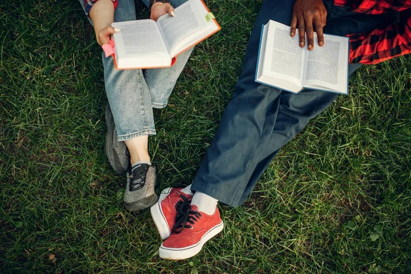 Estudantes Com Livros Descansando Grama Parque Verão Adolescentes Masculinos Femininos — Fotografia de Stock