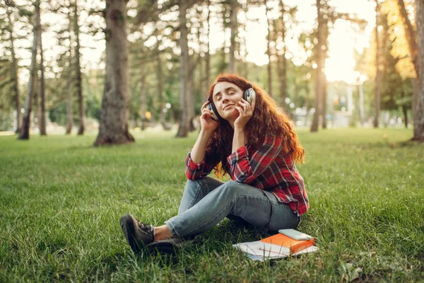 Estudiante Auriculares Sentada Césped Parque Verano Pelirroja Adolescente Estudiando Distracciones —  Fotos de Stock