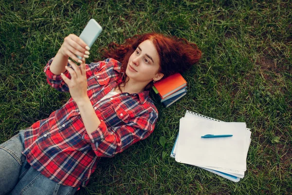 Estudante Feminina Com Telefone Celular Deitado Grama Parque Verão Gengibre — Fotografia de Stock