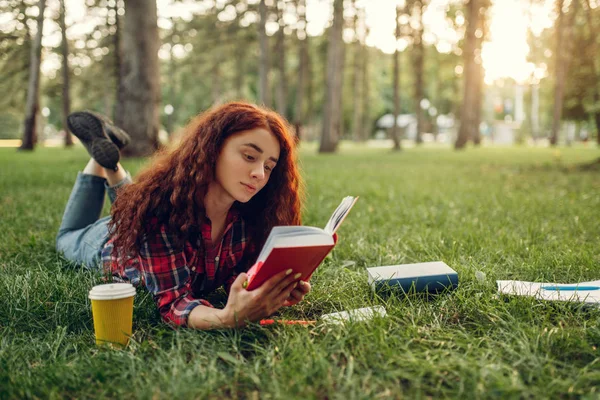 Studentka Filiżanką Kawy Leżącą Trawie Letnim Parku Imbir Nastolatek Studia — Zdjęcie stockowe