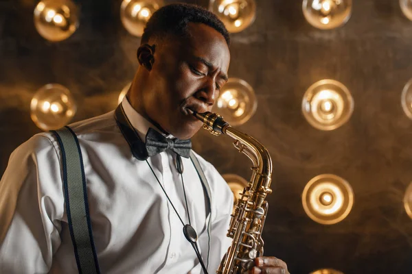 Artista Jazz Africano Toca Saxofón Escenario Con Focos — Foto de Stock