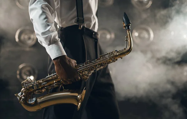 Black Jazz Musician Saxophone Stage Smoke Black Jazzman Holds Instrument — Stock Photo, Image