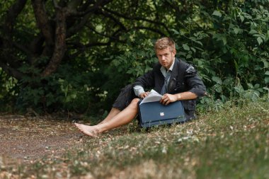 Takım elbiseli bir işadamı ıssız bir adada yerde oturuyor. İş riski, çöküş veya iflas kavramı