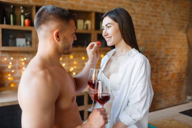 Şehvetli bir çift romantik bir akşam yemeğini mutfakta birlikte yer. Kadın ve erkek evde kahvaltı hazırlıyorlar, erotizm öğeleriyle yemek hazırlıyorlar.