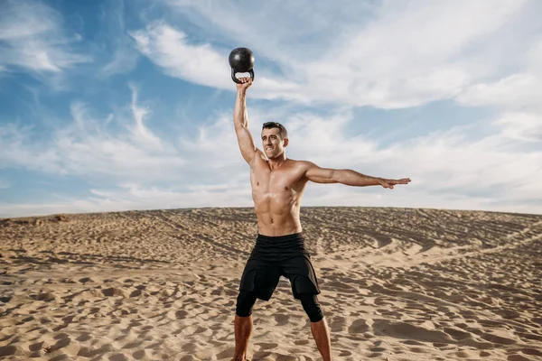 Férfi Atléta Gyakorolja Súlyzókat Sivatagban Napsütéses Napokon Erős Motiváció Sportban — Stock Fotó