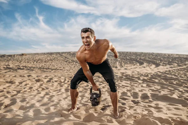 Férfi Atléta Gyakorolja Súlyzókat Sivatagban Napsütéses Napokon Erős Motiváció Sportban — Stock Fotó
