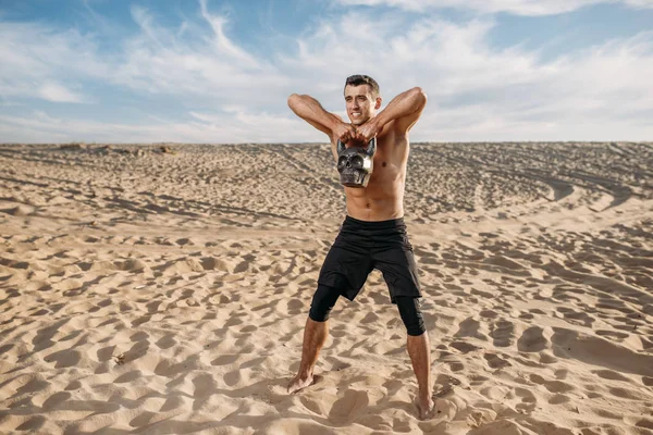 Atleta Masculino Fazendo Exercícios Com Kettlebell Deserto Dia Ensolarado Forte — Fotografia de Stock
