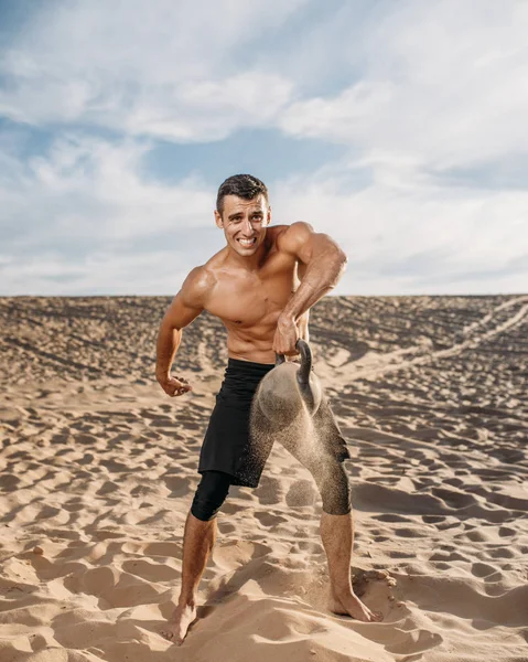 Atleta Masculino Fazendo Exercícios Com Kettlebell Deserto Dia Ensolarado Efeito — Fotografia de Stock