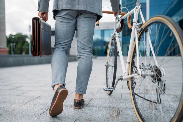 Homem Negócios Fato Com Pasta Bicicleta Baixa Pessoa Negócios Montando — Fotografia de Stock