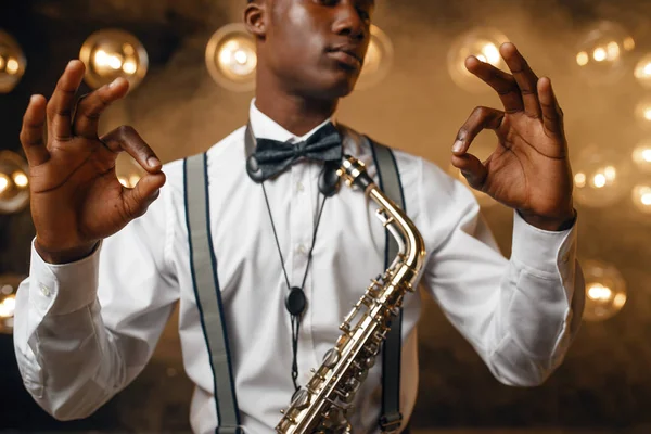 Africký Usmívající Jazzový Umělec Saxofonovými Show Znamení Jevišti Reflektory — Stock fotografie