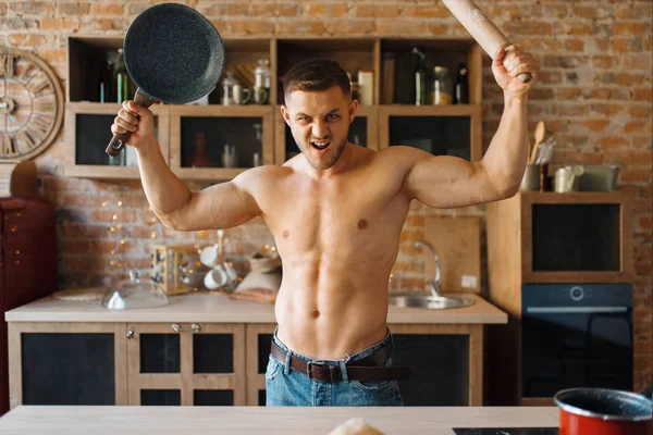 Uomo Muscolare Con Corpo Nudo Tiene Padella Mattarello Sulla Cucina — Foto Stock