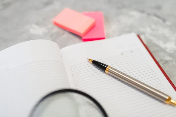 Kantoorbenodigdheden Notitieboekje Een Pen Tafel Kantoorwinkel Niemand Assortiment Winkel Toebehoren — Stockfoto