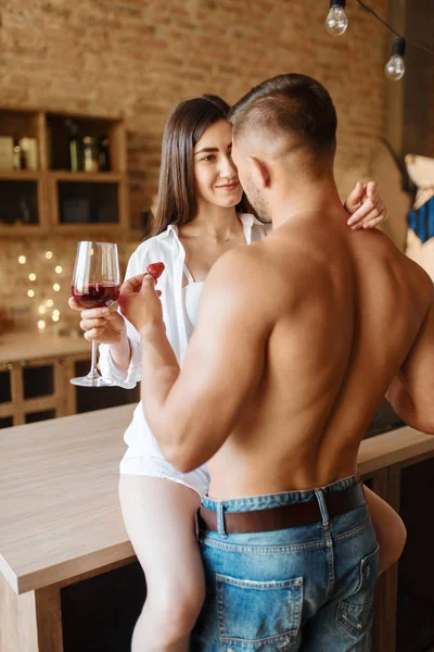 Sexy Paar Küsst Sich Auf Küchentisch Romantisches Abendessen Mann Und — Stockfoto