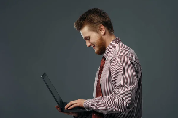 Stark Vind Blåser Mannen Med Laptop Roliga Känslor Kraftfullt Luftflöde — Stockfoto