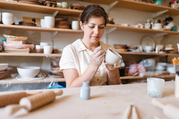 Female Master Paints Pot Pottery Workshop Woman Molding Bowl Handmade — Stock Photo, Image