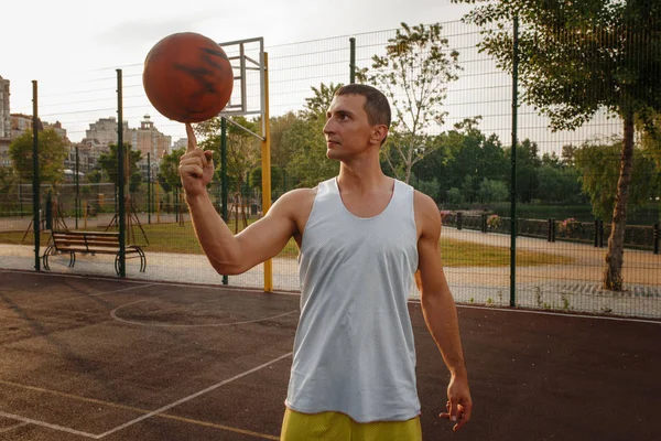 Erkek Basketbolcu Dışarıda Sahada Topu Parmağında Oynatıyor Spor Giyimli Erkek — Stok fotoğraf