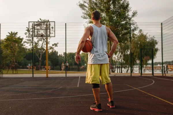 Muscular Basketball Player Outdoor Court Male Athlete Sportswear Holds Ball — Stock Photo, Image