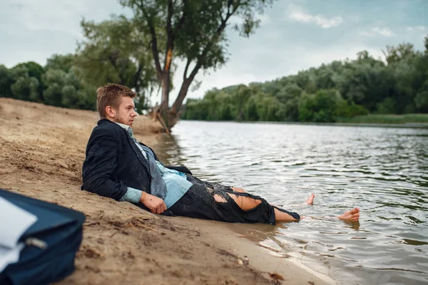 Employé Bureau Costume Déchiré Reposant Sur Plage Sur Île Perdue — Photo