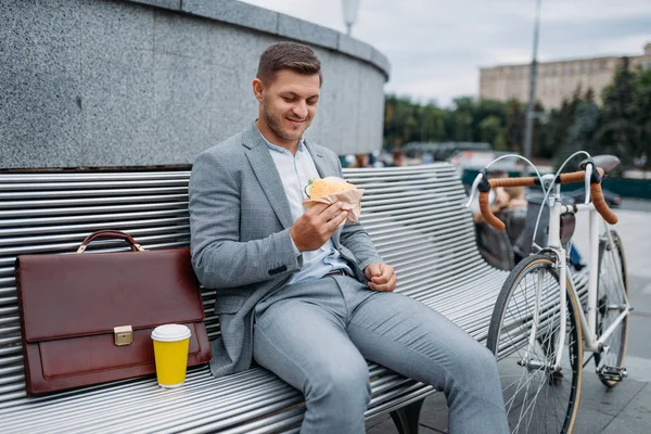 Biznesmen Rowerem Lunch Ławce Biurowcu Centrum Biznes Osoba Jeżdżąca Ekologicznym — Zdjęcie stockowe