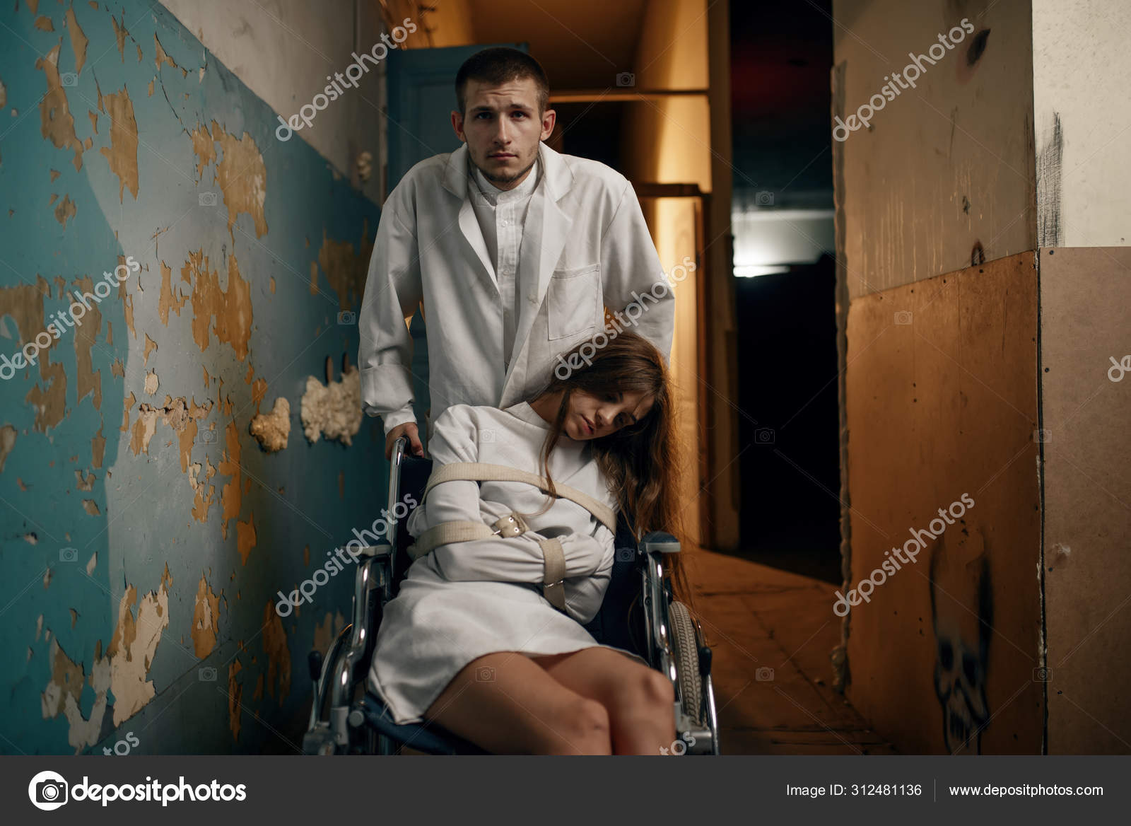 Альма уокер психбольница. Психиатрическая лечебница кейн хилл. Смирительная рубашка в психиатрической больнице. Человек в психушке. Человек в психушке.