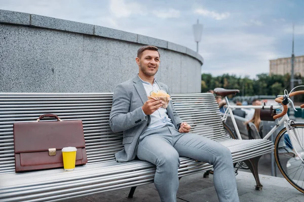 Biznesmen Rowerem Lunch Ławce Biurowcu Centrum Biznes Osoba Jeżdżąca Ekologicznym — Zdjęcie stockowe