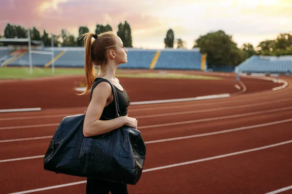 Samice Běžkyně Sportovním Oblečení Drží Sportovní Tašku Pohled Zezadu Trénink — Stock fotografie