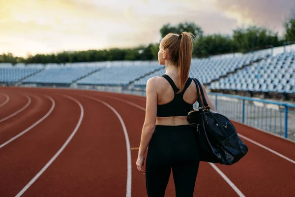 Samice Běžkyně Sportovním Oblečení Drží Sportovní Tašku Pohled Zezadu Trénink — Stock fotografie