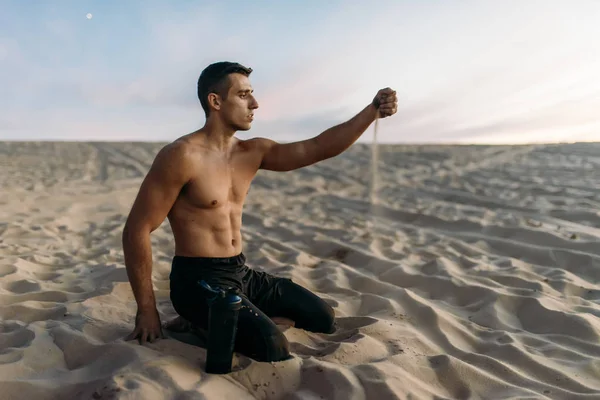 Deportista Sentado Arena Después Del Entrenamiento Desierto Día Soleado Fuerte — Foto de Stock