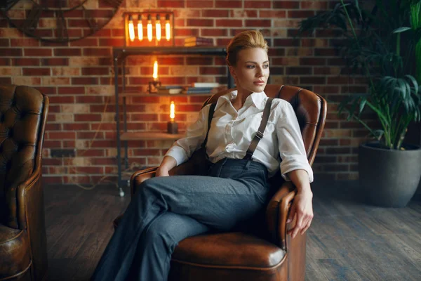 Elegancka Kobieta Biznesu Ścisłej Odzieży Pozuje Skórzanej Kanapie Studio Moda — Zdjęcie stockowe