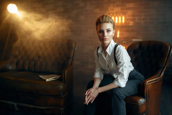 Elegant Business Woman Strict Clothes Poses Leather Couch Studio Retro — ストック写真