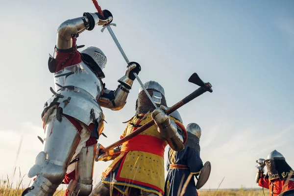 Chevaliers Médiévaux Armure Casques Battent Avec Épée Hache Grande Bataille — Photo