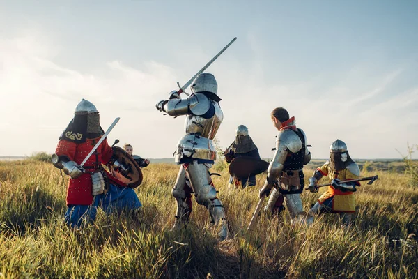 Cavalieri Medievali Armatura Caschi Combattono Con Spada Ascia Grande Combattimento — Foto Stock