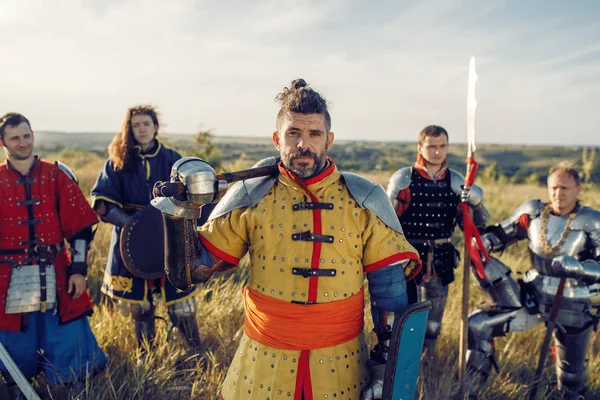 Mittelalterliche Ritter Mit Schwertern Posieren Rüstungen Großes Turnier Gepanzerte Antike — Stockfoto